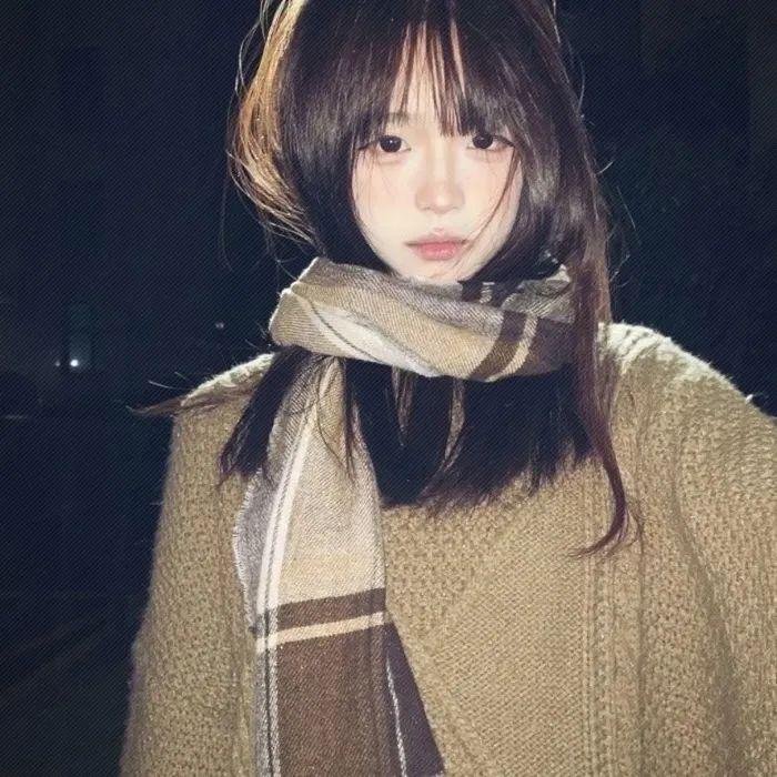 系红裤带的女人